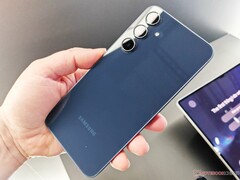 Bepaalde Galaxy middenklasse smartphones krijgen AI-functies via een update. (Afbeeldingsbron: Notebookcheck)