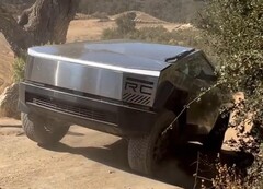 De Tesla Cybertruck maakte een hele show van het beklimmen van de helling van de Hollister Hill Stair Step tijdens een recent off-road testuitstapje. (Afbeeldingsbron: @stretch_thecj2l op Instagram)