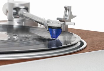 Toonarm van koolstofvezel en Ortofon 2M Blue cartridge (bron: Victrola)