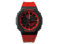 Het Carp logo op het Casio G-Shock x Hiroshima Toyo Carp collab horloge wordt vergezeld door rode indexen en accenten tegen een zwarte achtergrond. (afbeeldingsbron: Great G-Shock World)