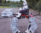 YouTuber en ingenieur James Bruton heeft een berijdbare AT-AT van Star Wars gebouwd met voornamelijk 3D-geprinte onderdelen. (Afbeeldingsbron: YouTube / James Bruton)