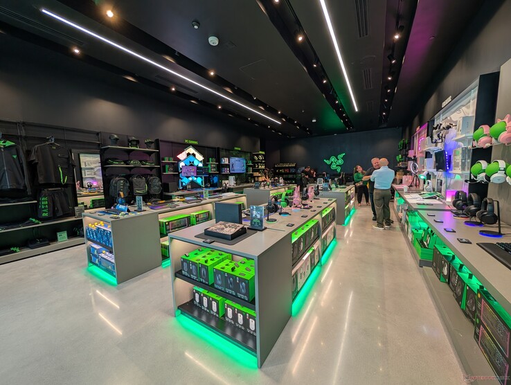 Santa Clara RazerStore een uur voor de grote opening