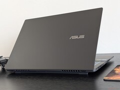 De nieuwe Asus V16-laptop biedt veel waar voor minder dan $1000, maar de volledig plastic behuizing stelt teleur in onze grondige tests (Afbeelding bron: Notebookcheck)