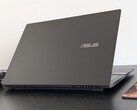 De nieuwe Asus V16-laptop biedt veel waar voor minder dan $1000, maar de volledig plastic behuizing stelt teleur in onze grondige tests (Afbeelding bron: Notebookcheck)