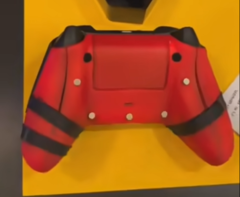 De Deadpool x Xbox-controller zonder de bevestiging aan de achterkant. (Bron: bilibili)