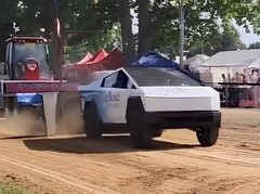 De Cybertruck met dubbele motor kwam als kampioen uit de bus in de 2500-klasse tijdens een trekkertrek-evenement. (Afbeeldingsbron: Reddit)