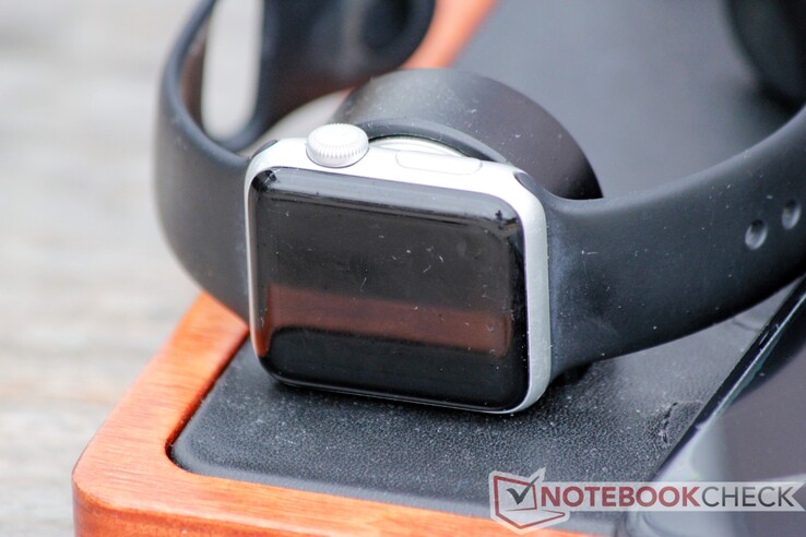 De ingebouwde Apple Watch-oplader houdt de smartwatch stevig op zijn plaats.