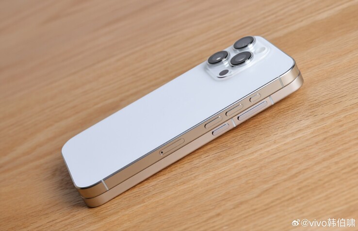 Een vermeende blik op de X200 Pro mini onder een iPhone 16 Pro. (Afbeeldingsbron: Weibo)